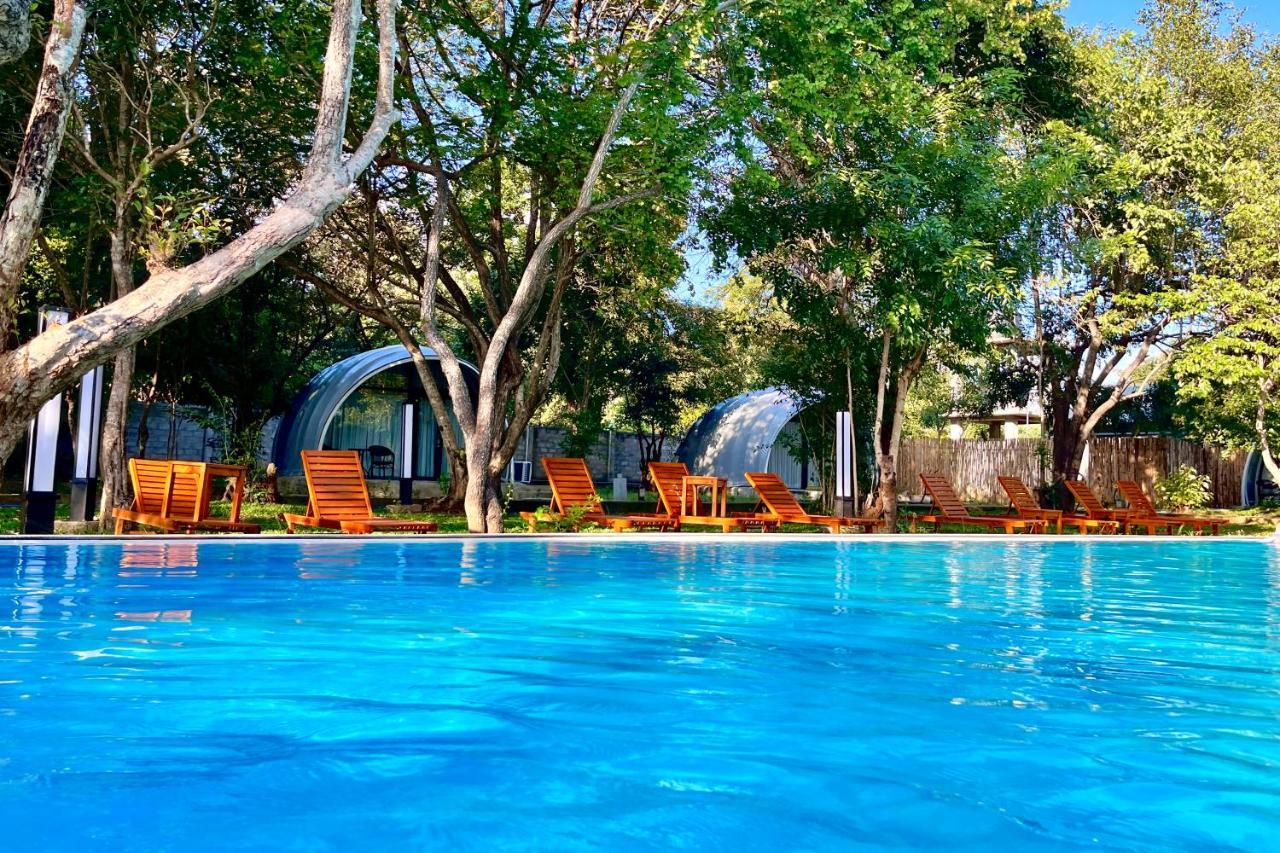 Nivadoo Resort Sigirîya Extérieur photo The swimming pool at the resort