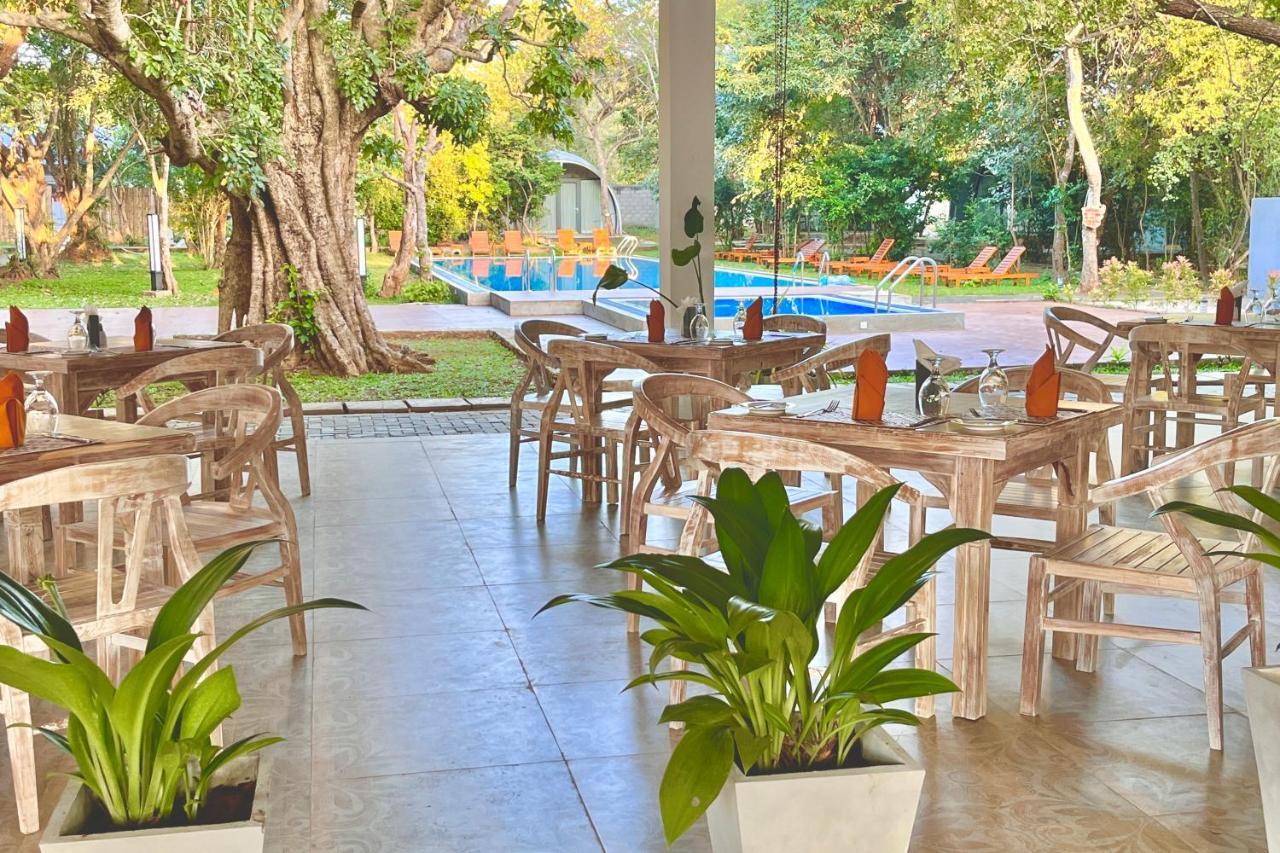 Nivadoo Resort Sigirîya Extérieur photo The restaurant at the hotel