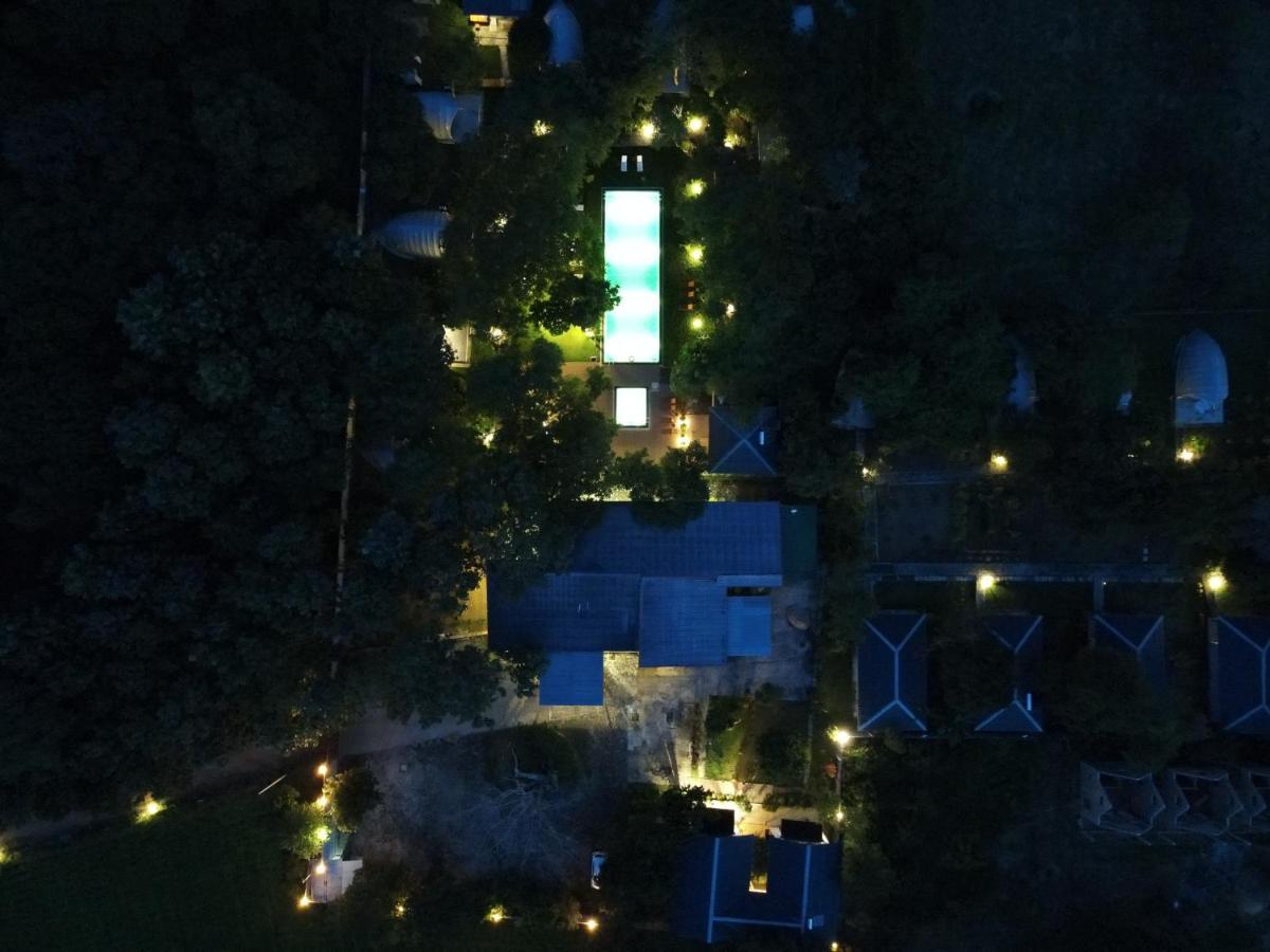 Nivadoo Resort Sigirîya Extérieur photo Aerial view of the house at night
