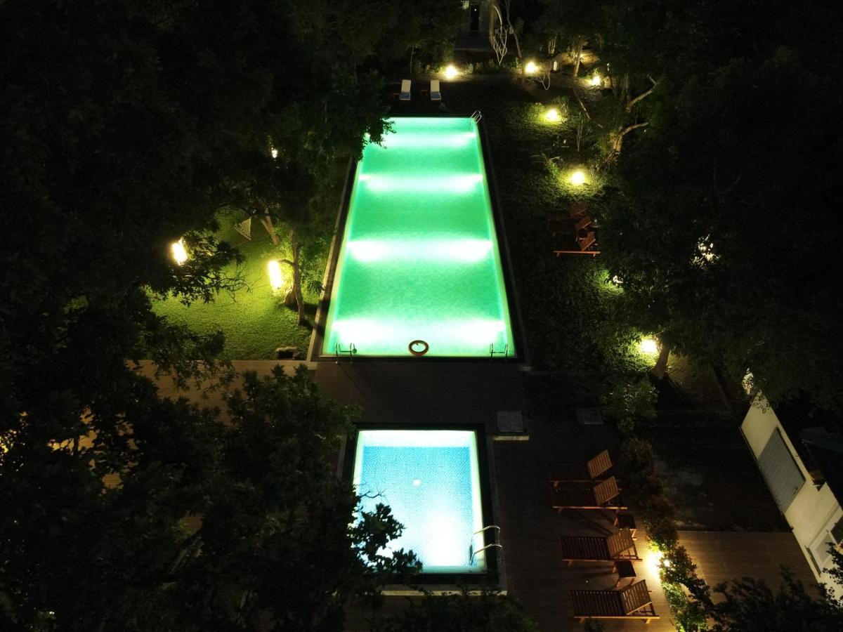 Nivadoo Resort Sigirîya Extérieur photo The swimming pool at night