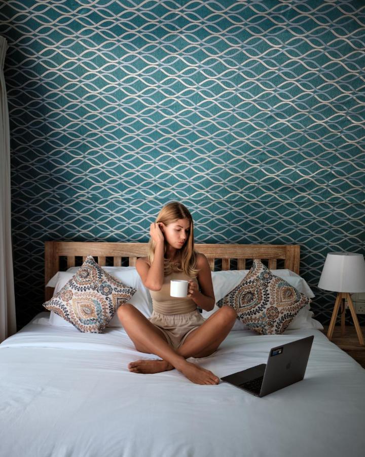Nivadoo Resort Sigirîya Extérieur photo A woman sitting on a bed
