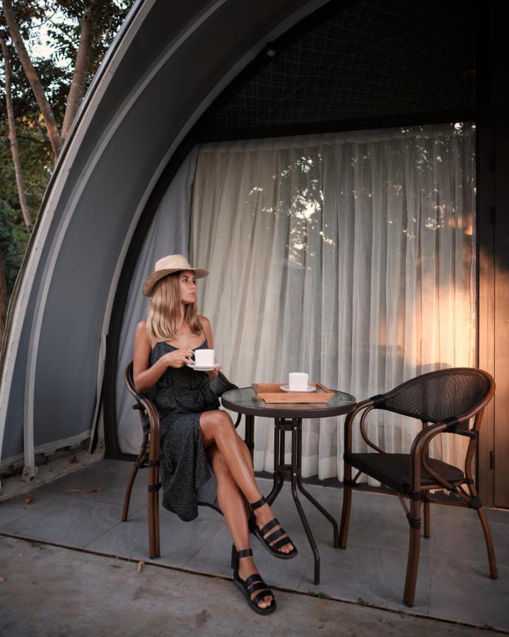 Nivadoo Resort Sigirîya Extérieur photo A woman drinking coffee