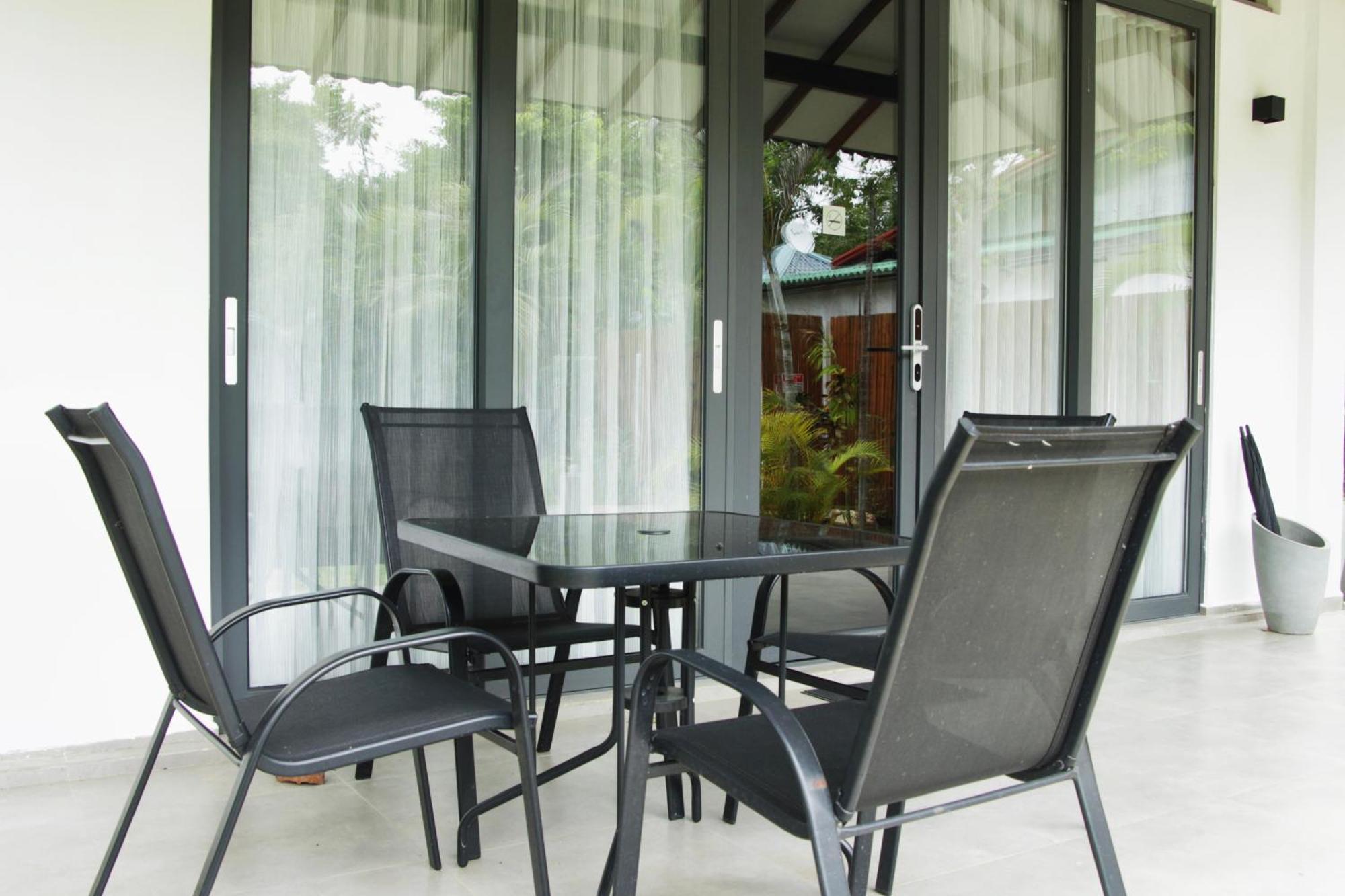 Nivadoo Resort Sigirîya Chambre photo A set of patio furniture