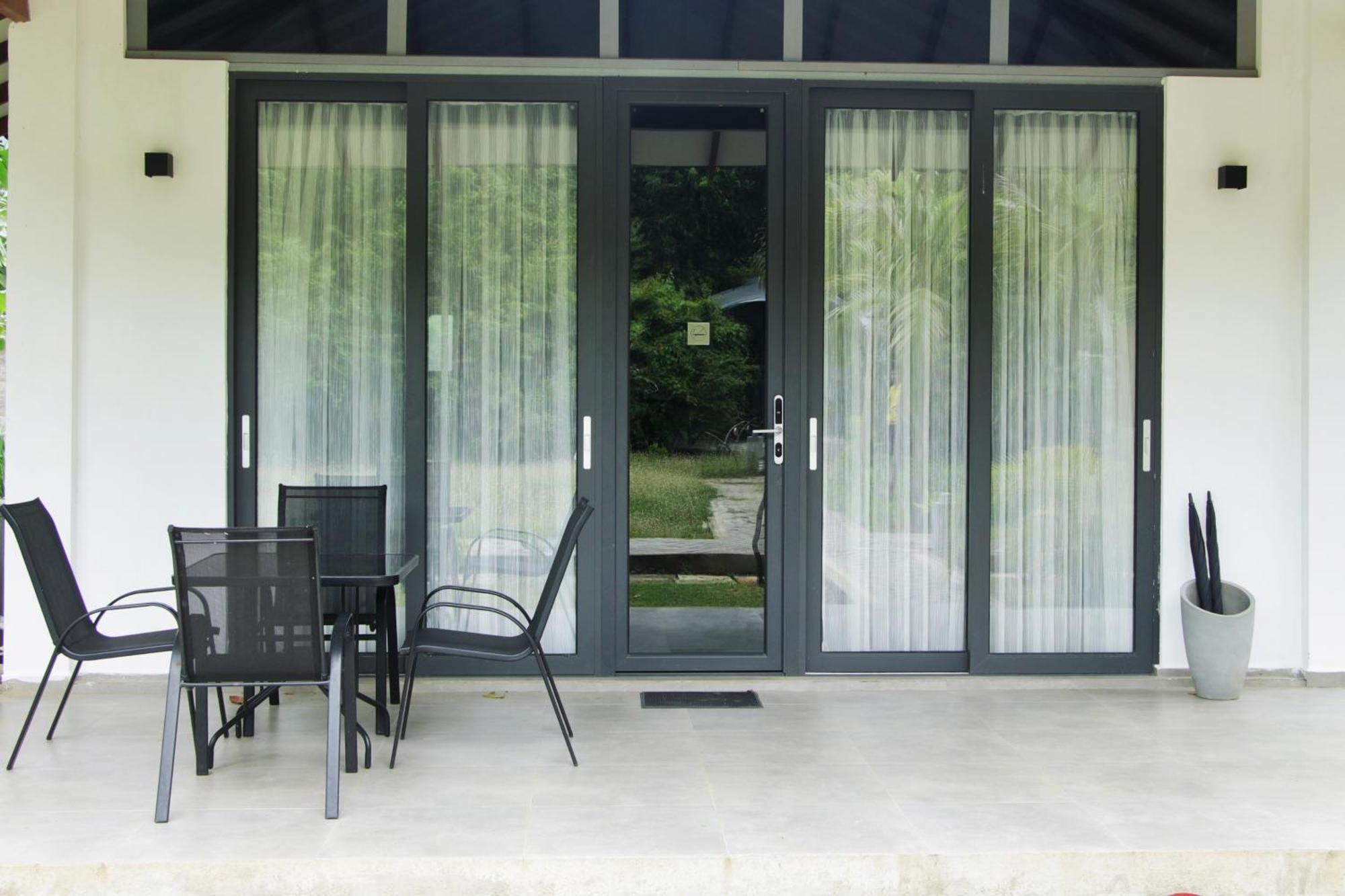 Nivadoo Resort Sigirîya Chambre photo A set of sliding doors